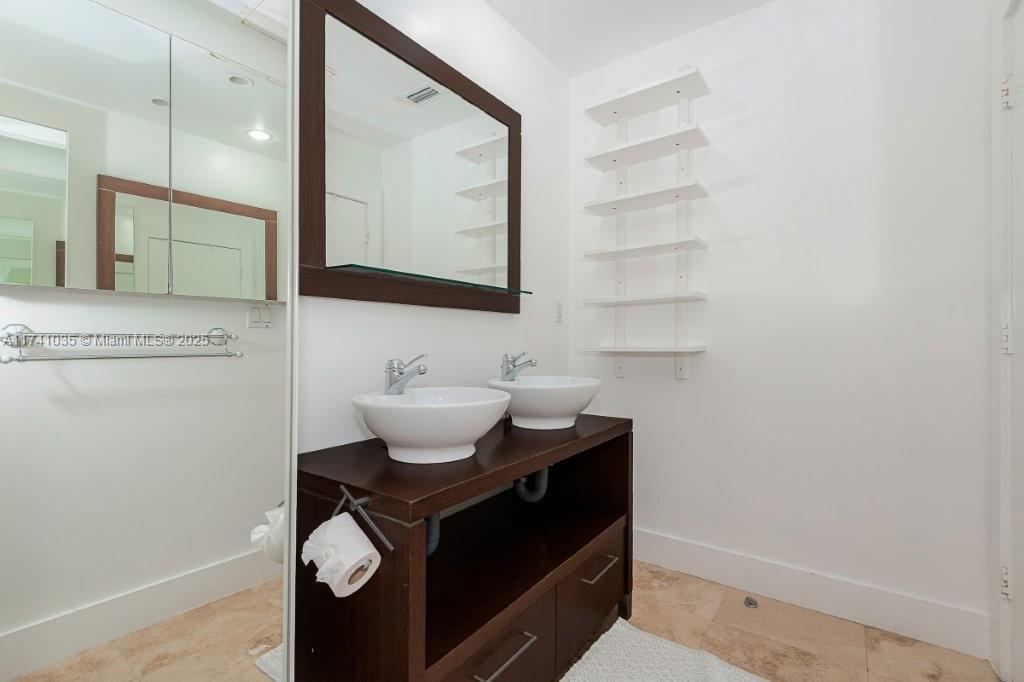 2301 Collins Ave 1629 Property Photo 9