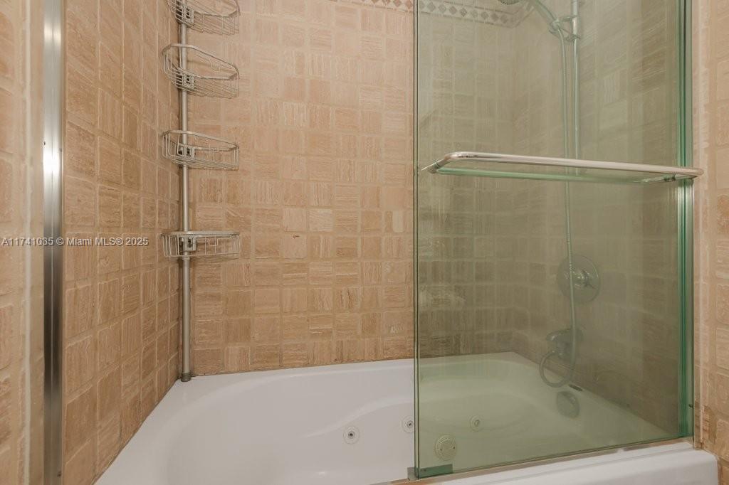 2301 Collins Ave 1629 Property Photo 13