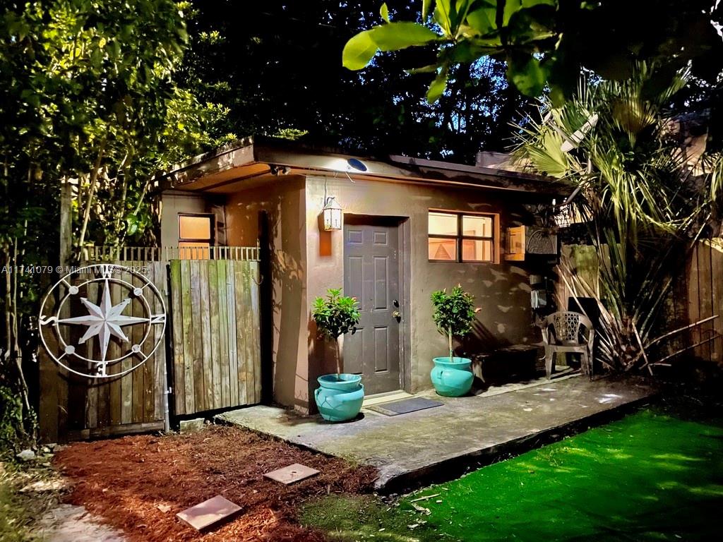 240 Hibiscus Dr B Property Photo 3