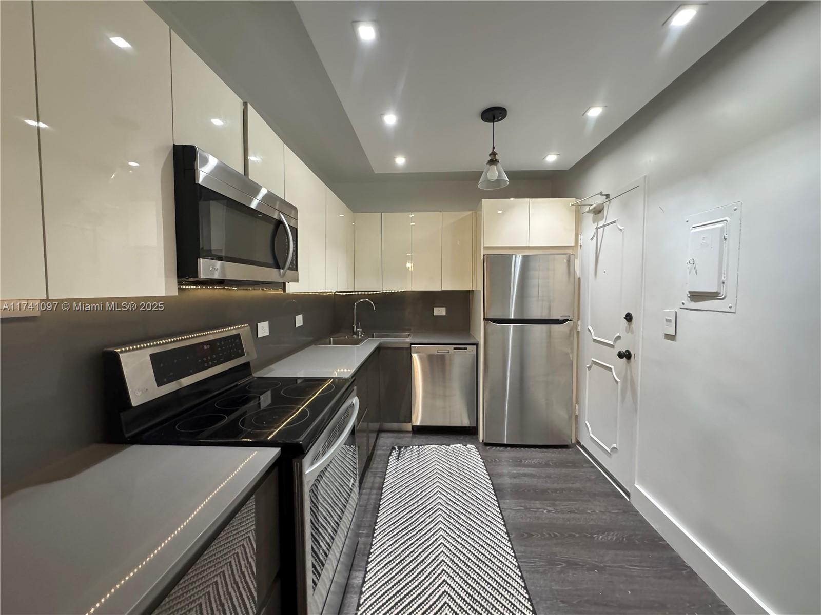 9381 E Bay Harbor Dr 301s Property Photo 1