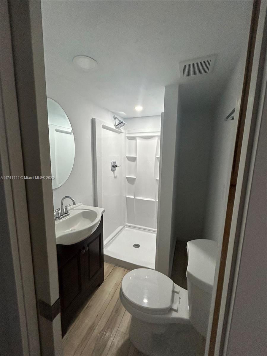 2225 Se 7th Pl B Property Photo 3