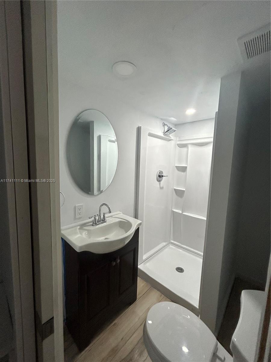 2225 Se 7th Pl B Property Photo 4