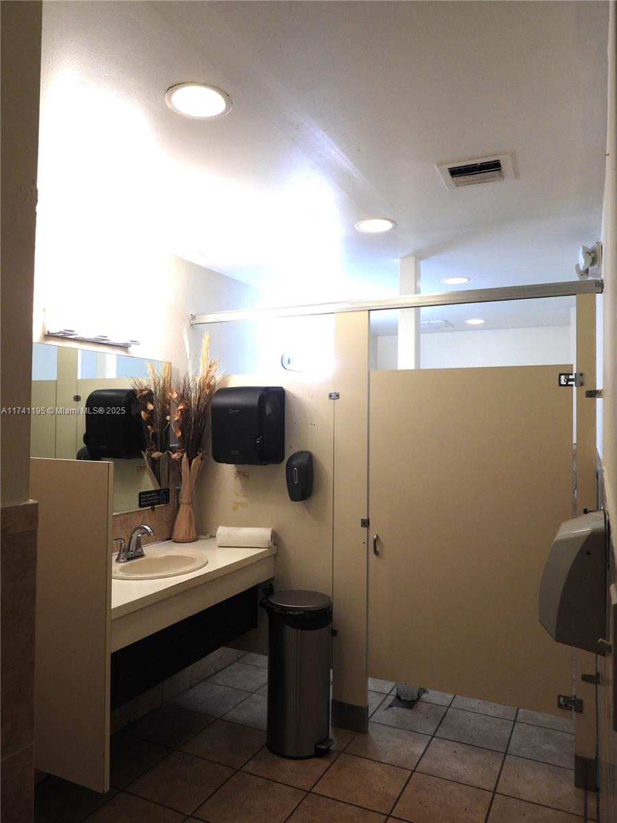 Hollywood Blvd Property Photo 28