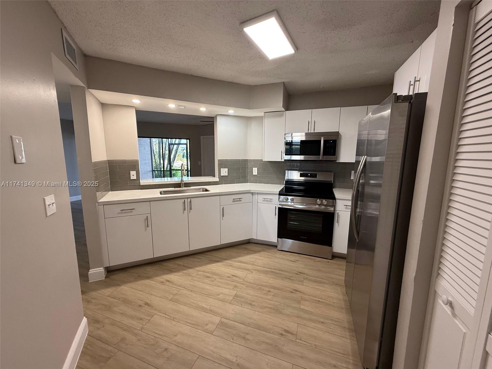 889 Hamilton Dr 889f Property Photo 3