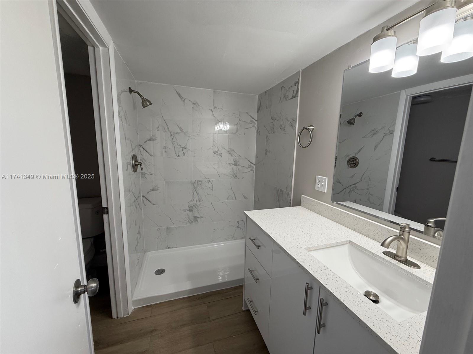 889 Hamilton Dr 889f Property Photo 6