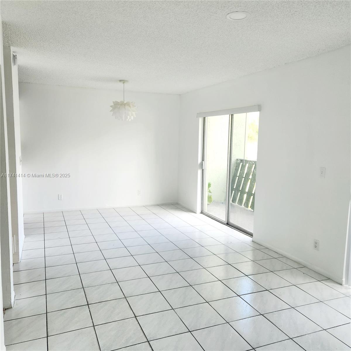 8905 Nw 28th Dr B Property Photo 3