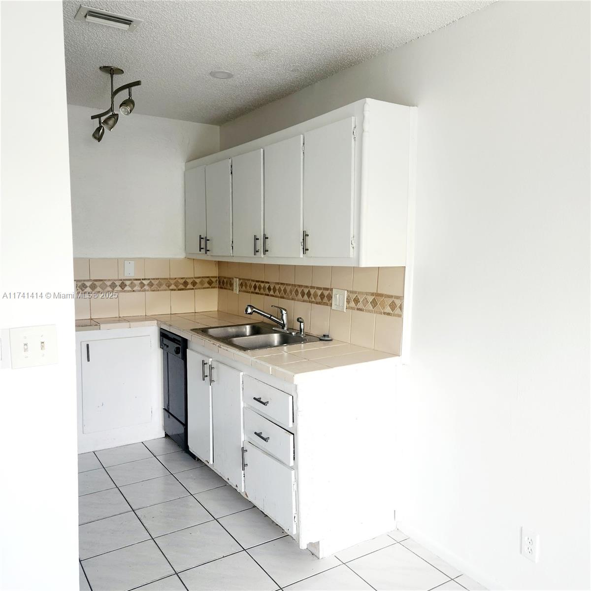 8905 Nw 28th Dr B Property Photo 5