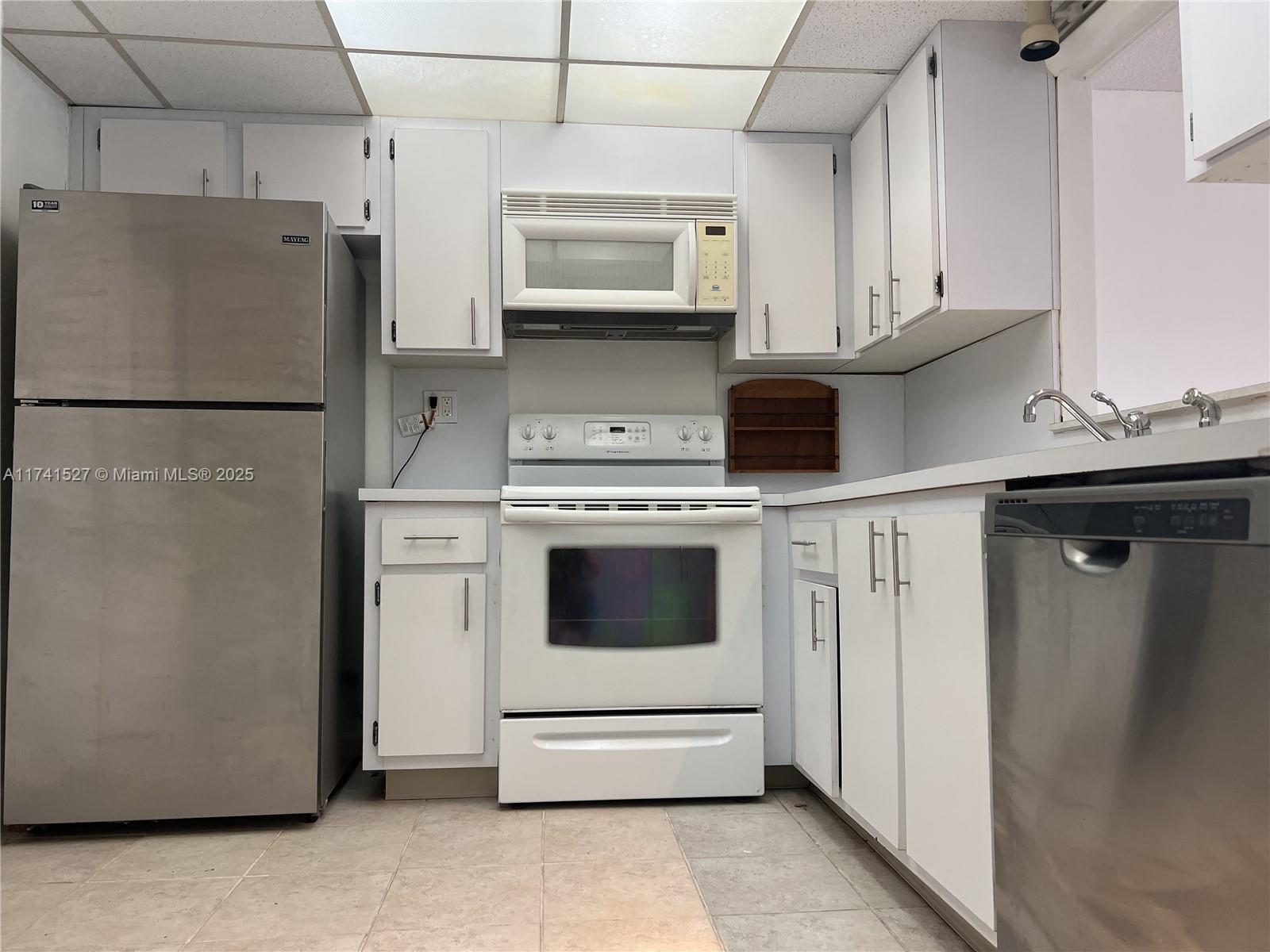 3750 Ne 170th St E-400 Property Photo 11