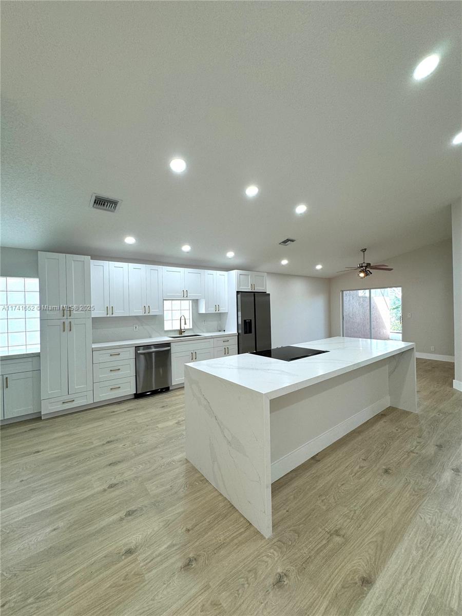 7633 Trapani Ln Property Photo 4