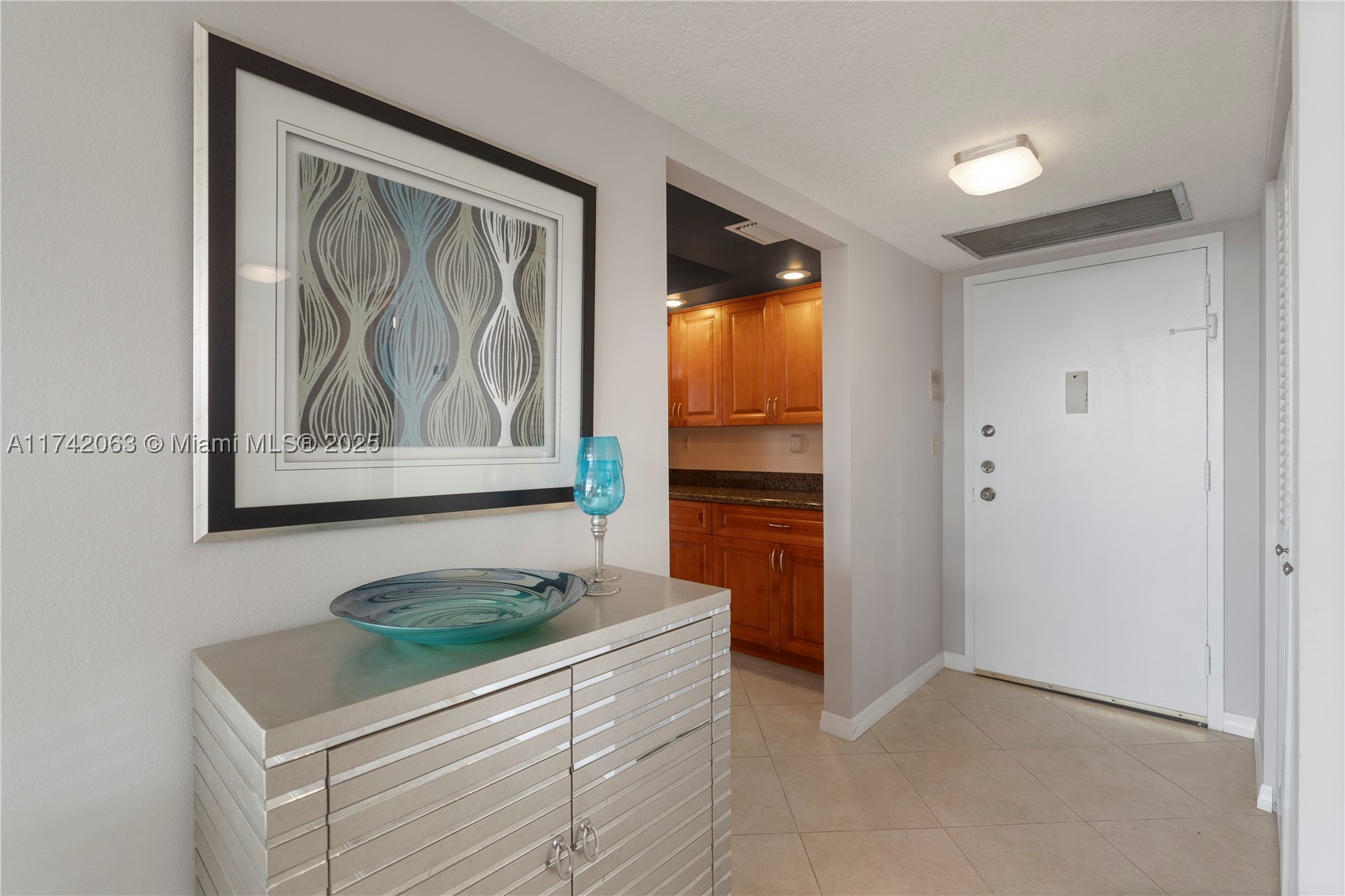 800 Parkview Dr 909 Property Photo 14