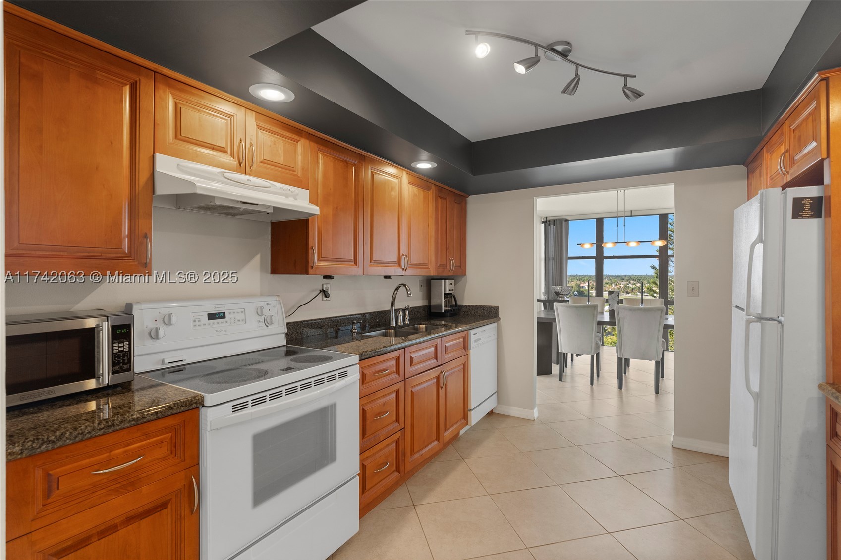 800 Parkview Dr 909 Property Photo 16
