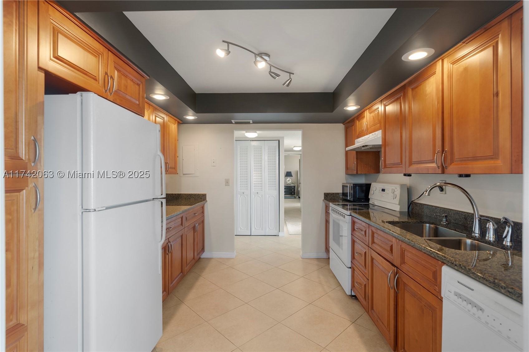 800 Parkview Dr 909 Property Photo 18