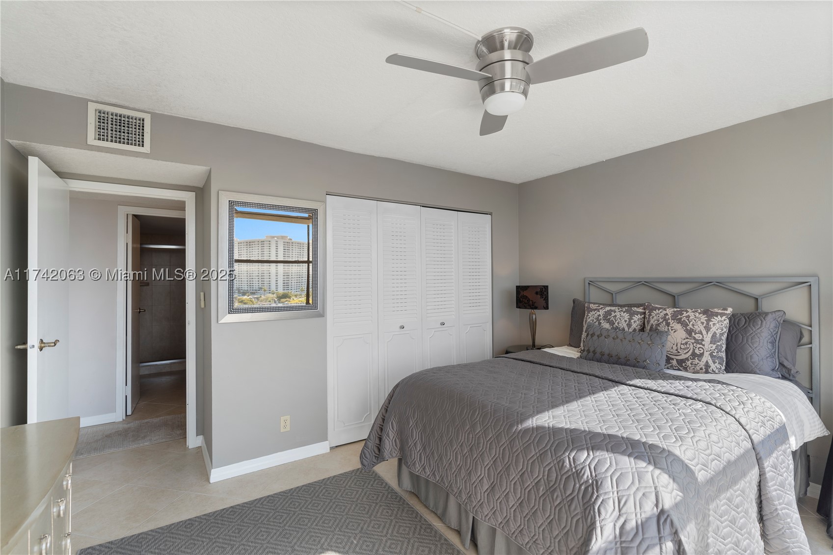 800 Parkview Dr 909 Property Photo 21