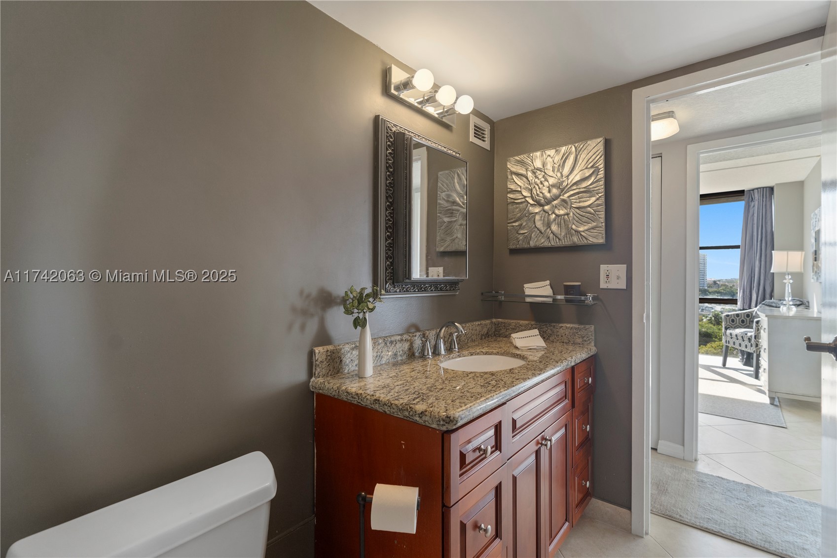 800 Parkview Dr 909 Property Photo 23