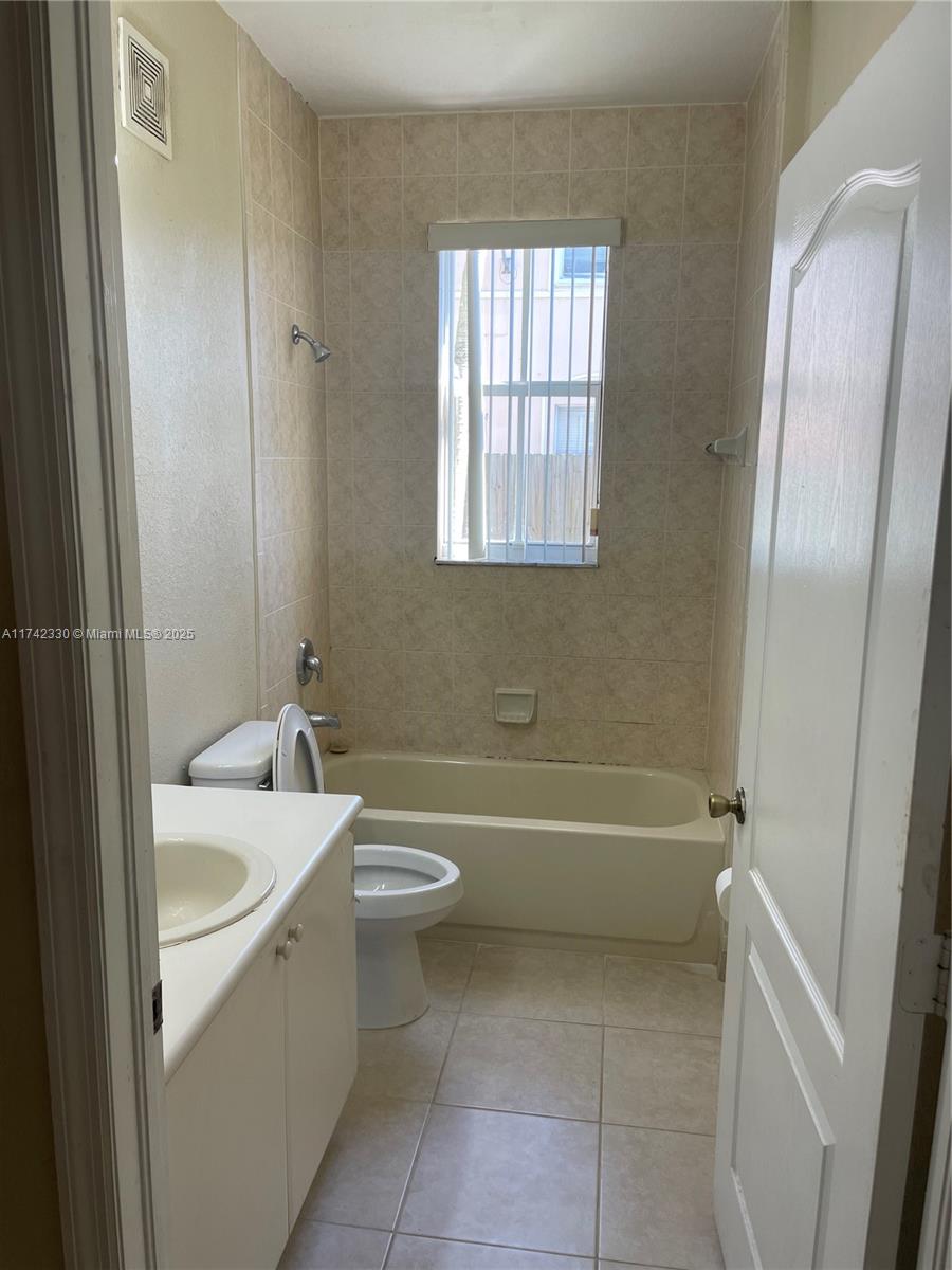 1661 Se 29th Ct 109 Property Photo 4