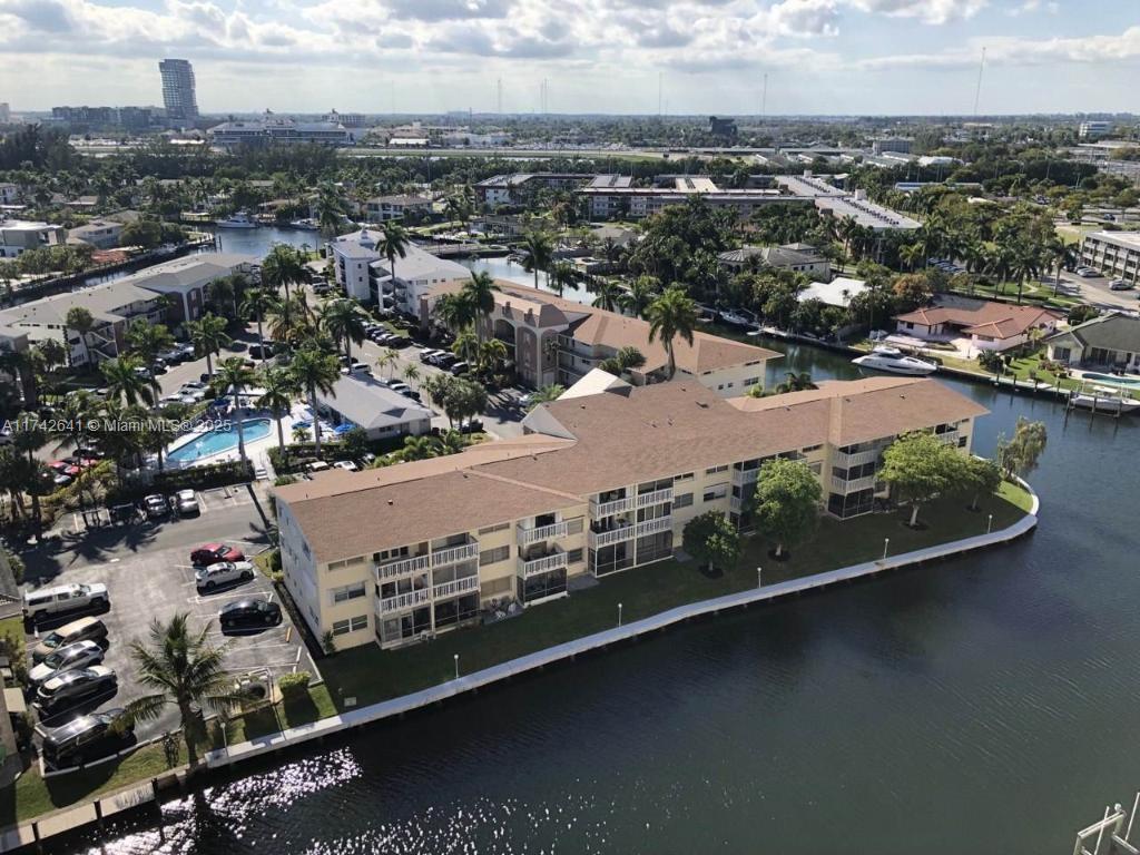427 Golden Isles Dr 15j Property Photo 3