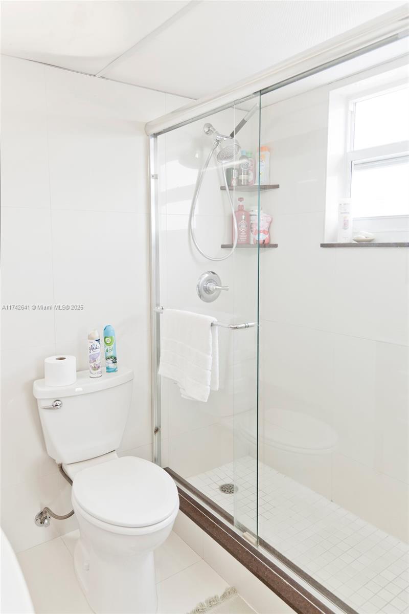 427 Golden Isles Dr 15j Property Photo 15
