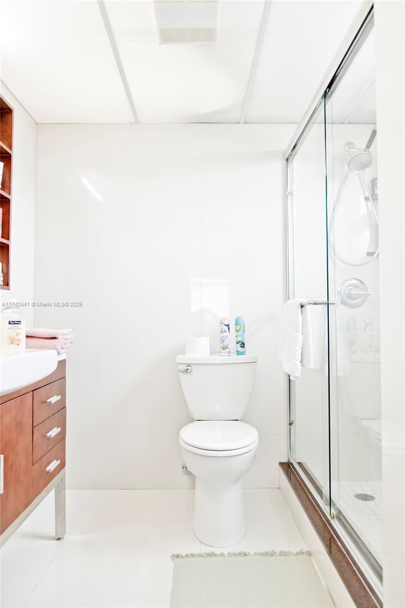 427 Golden Isles Dr 15j Property Photo 17