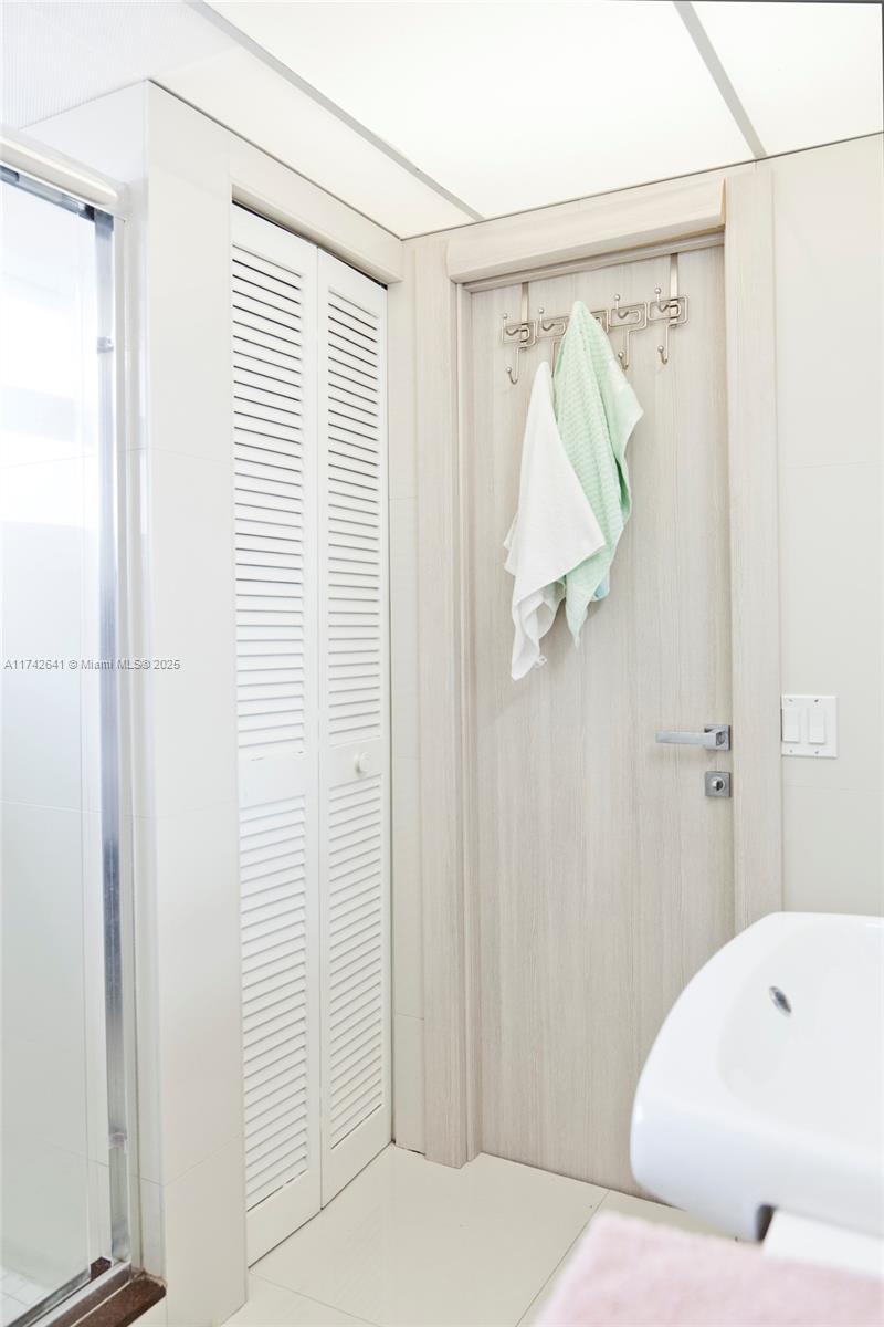 427 Golden Isles Dr 15j Property Photo 18