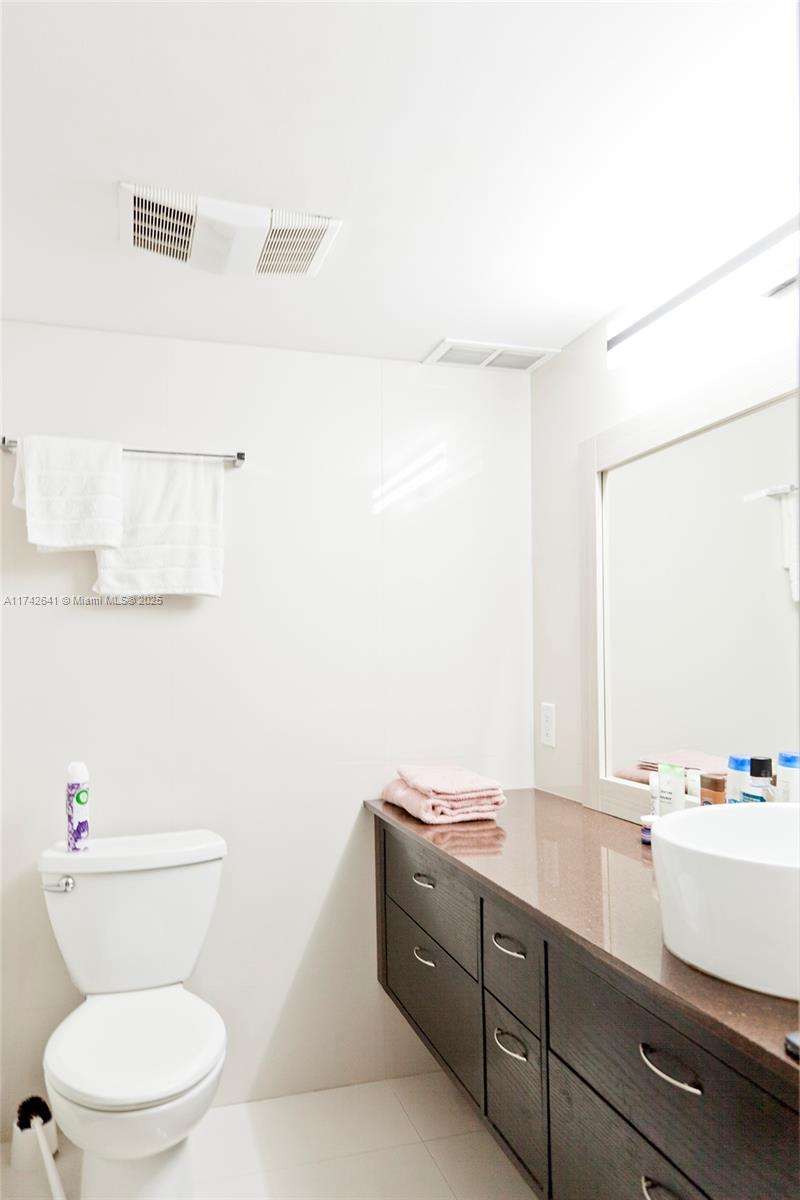 427 Golden Isles Dr 15j Property Photo 19