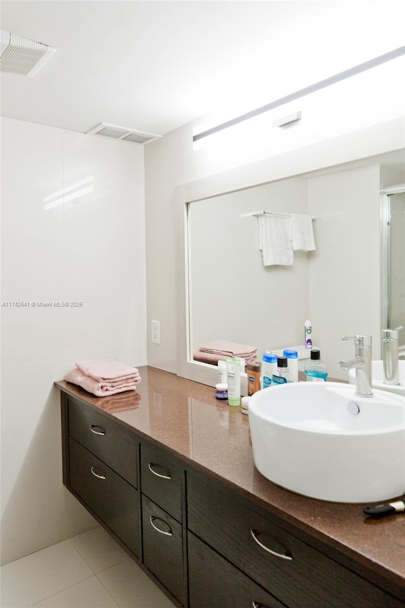 427 Golden Isles Dr 15j Property Photo 20