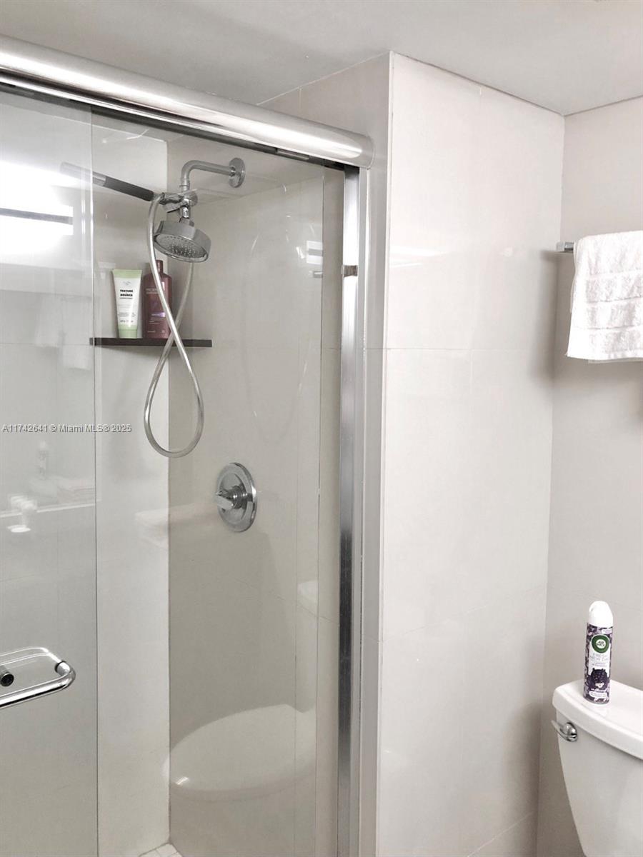427 Golden Isles Dr 15j Property Photo 22