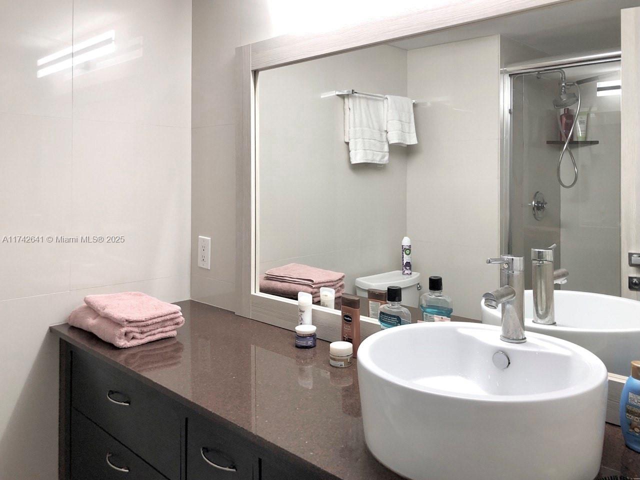 427 Golden Isles Dr 15j Property Photo 23
