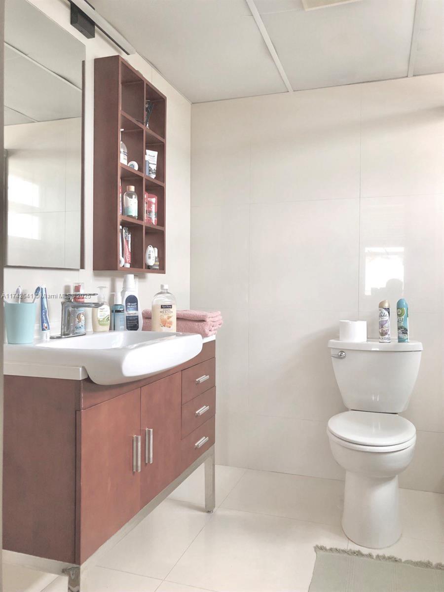 427 Golden Isles Dr 15j Property Photo 25