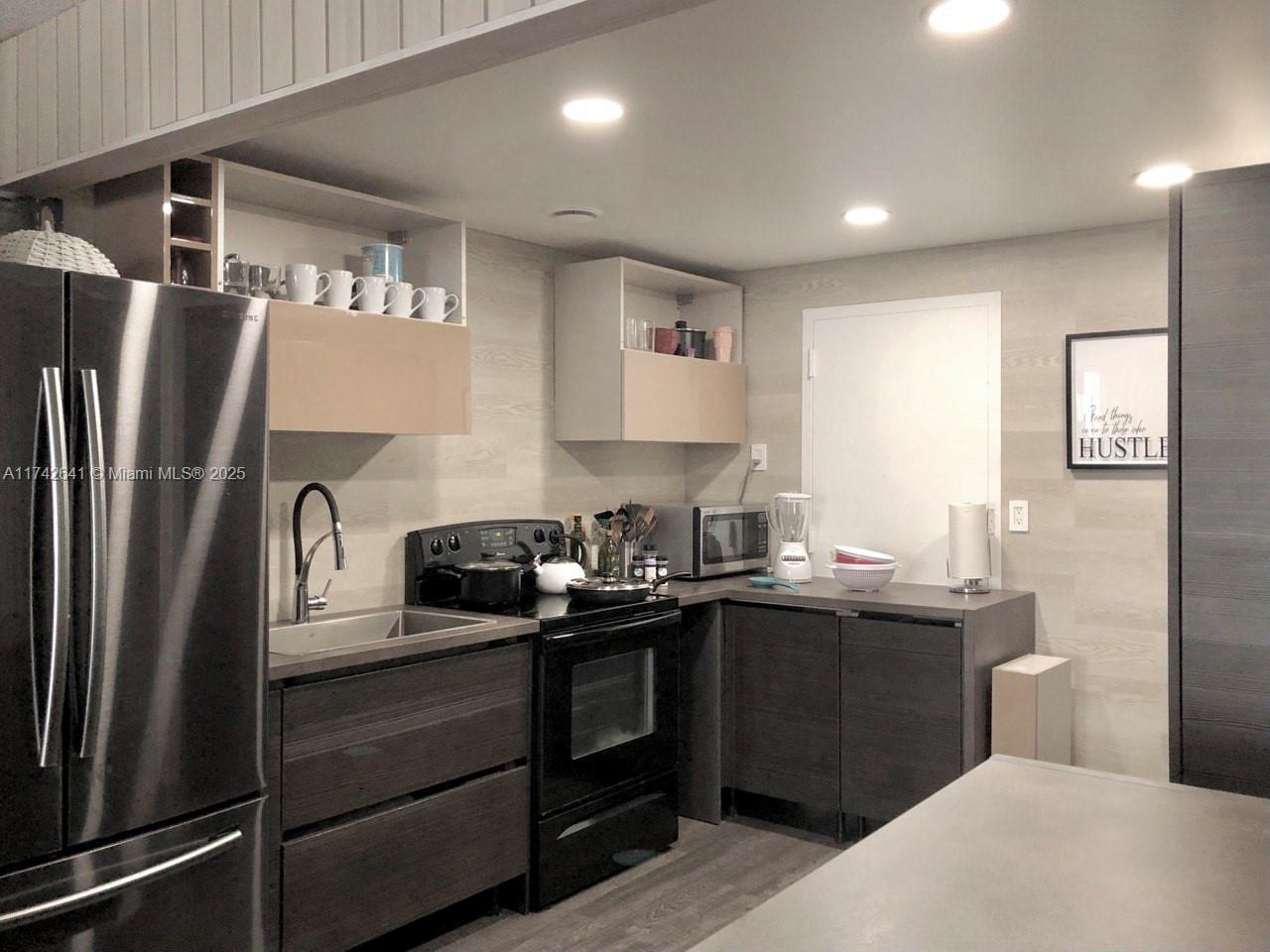 427 Golden Isles Dr 15j Property Photo 28