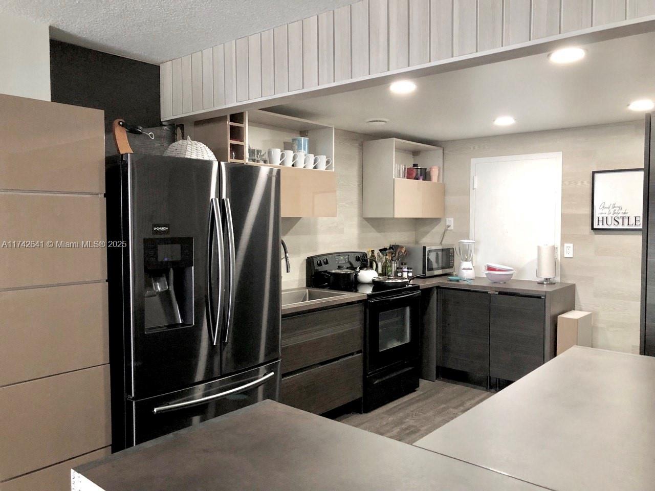 427 Golden Isles Dr 15j Property Photo 31