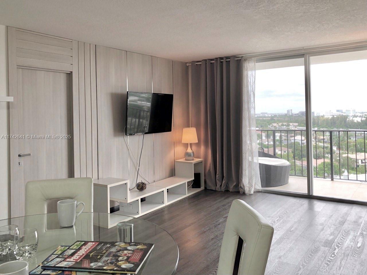 427 Golden Isles Dr 15j Property Photo 33