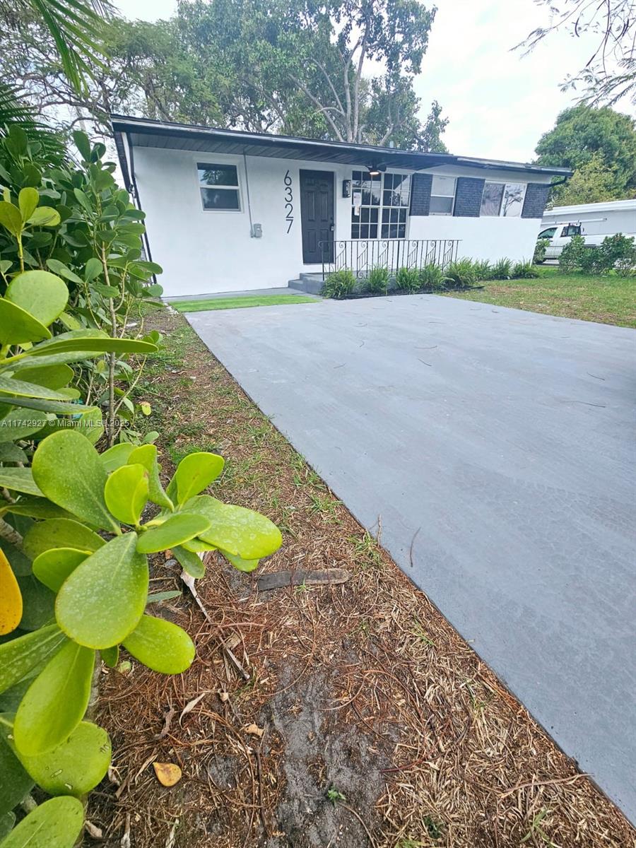 6327 Dewey St Property Photo 2