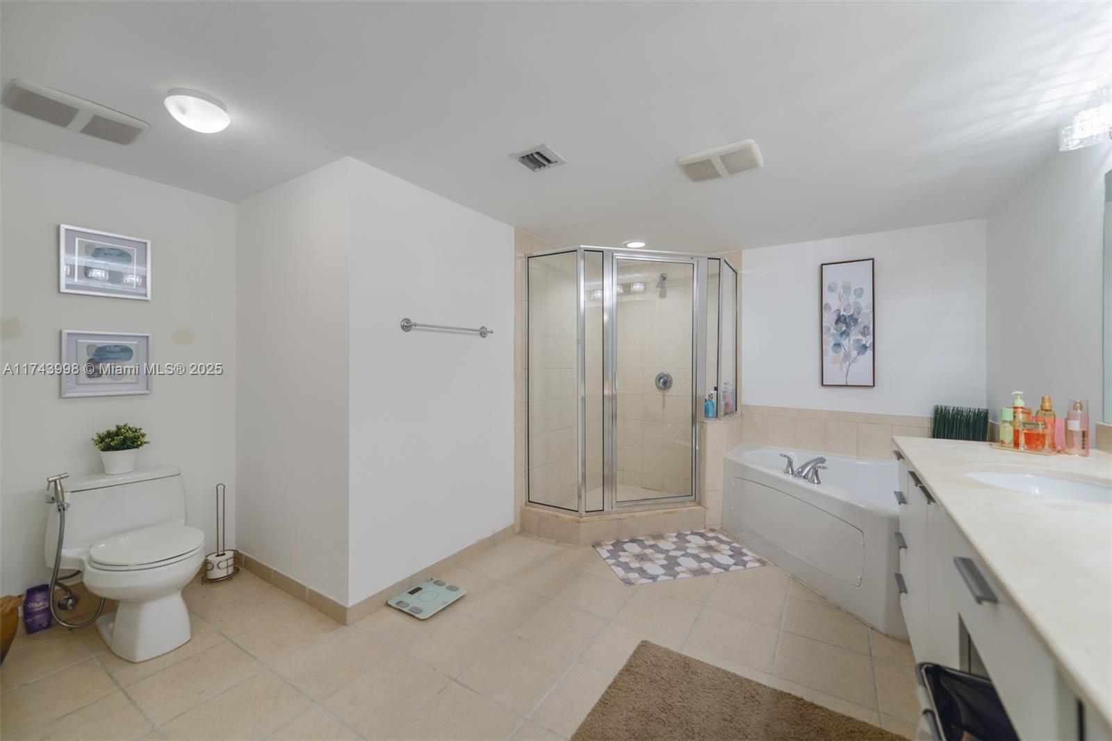 16699 Collins Ave. 1804 Property Photo 11