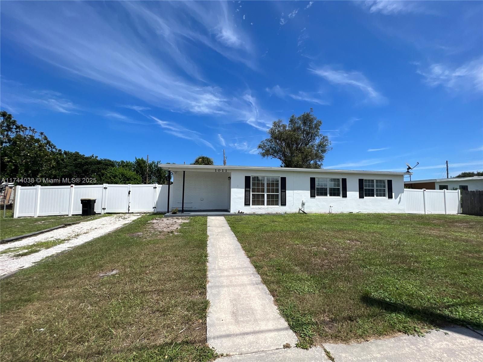 1011 Ne Bianca Property Photo 1