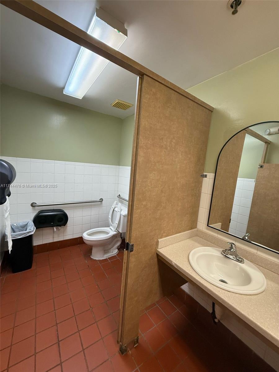 18279 Pines Blvd Property Photo 7