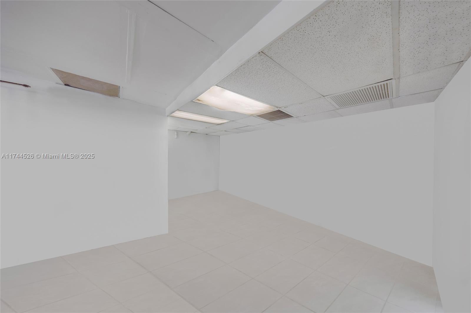 17010 W Dixie Hwy Property Photo 7
