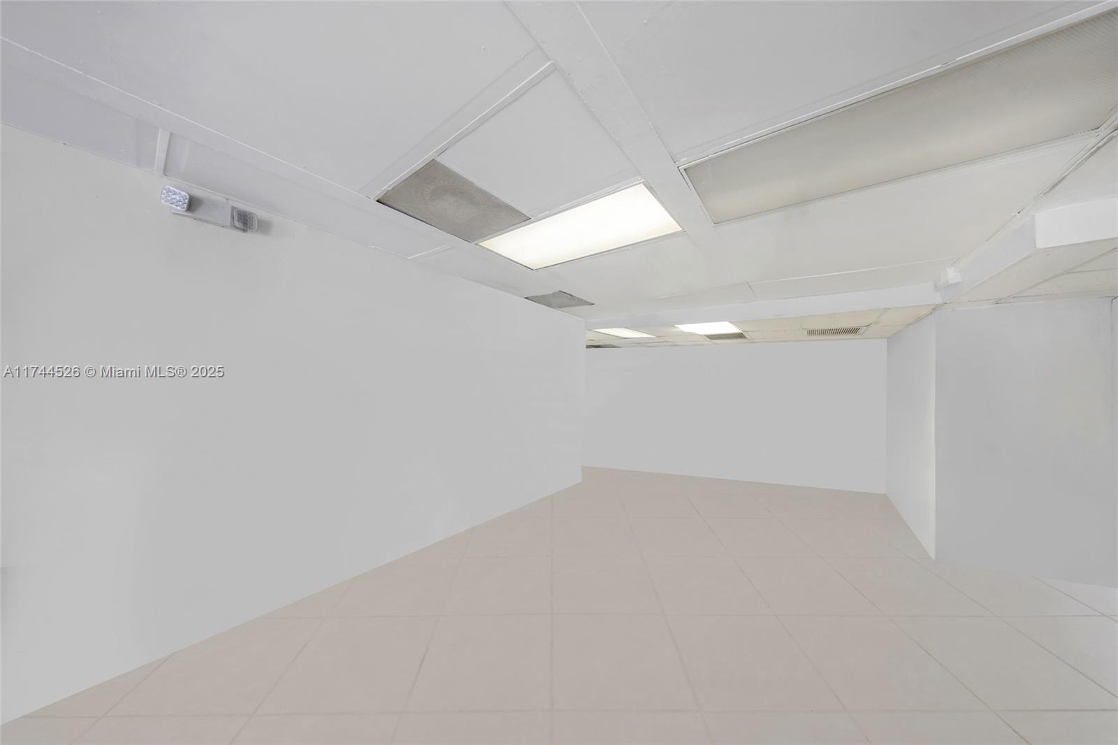 17010 W Dixie Hwy Property Photo 8