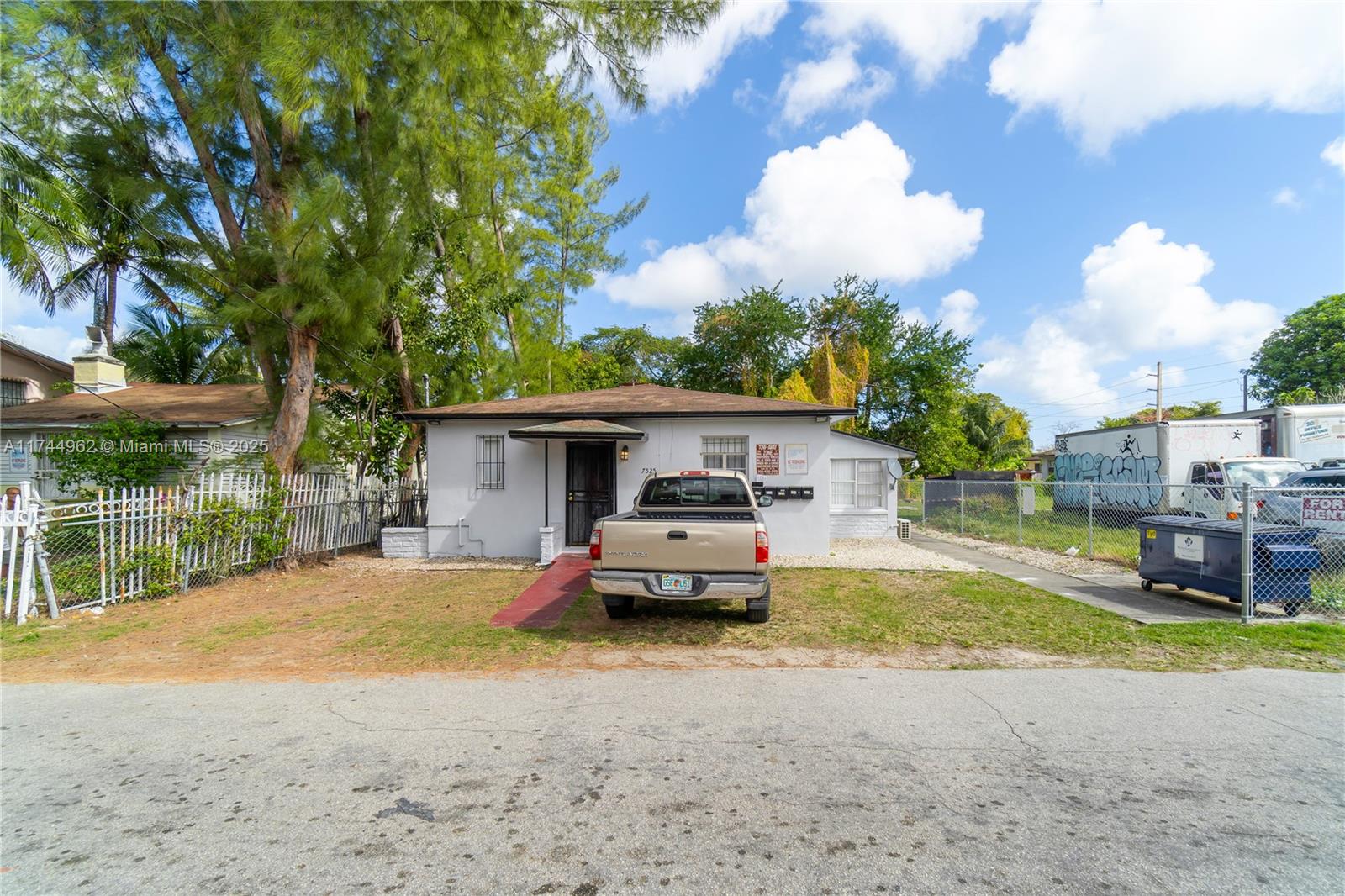7525 Ne Miami Ct Property Photo 2