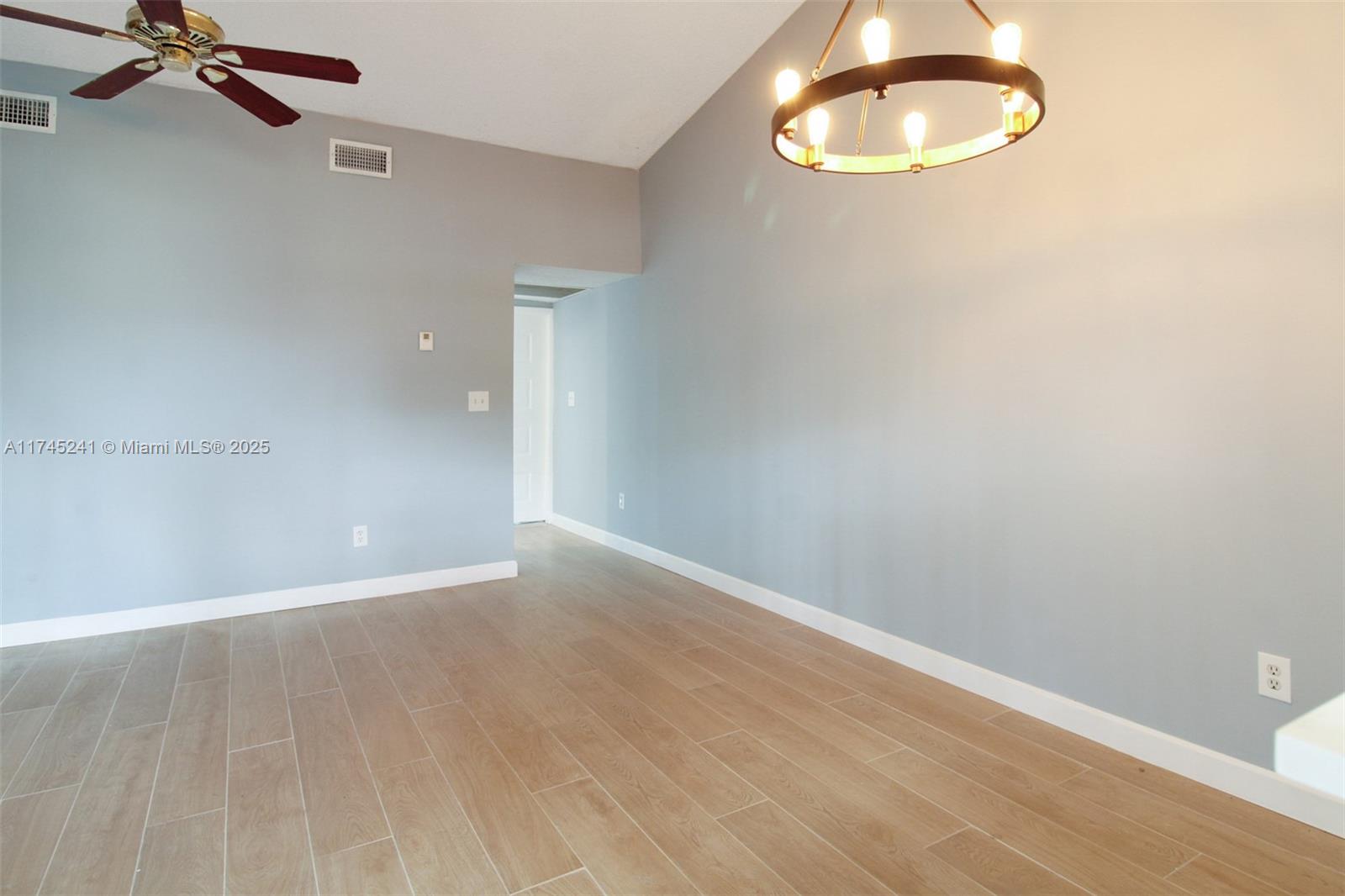 960 N Franklin Ave 960d Property Photo 4
