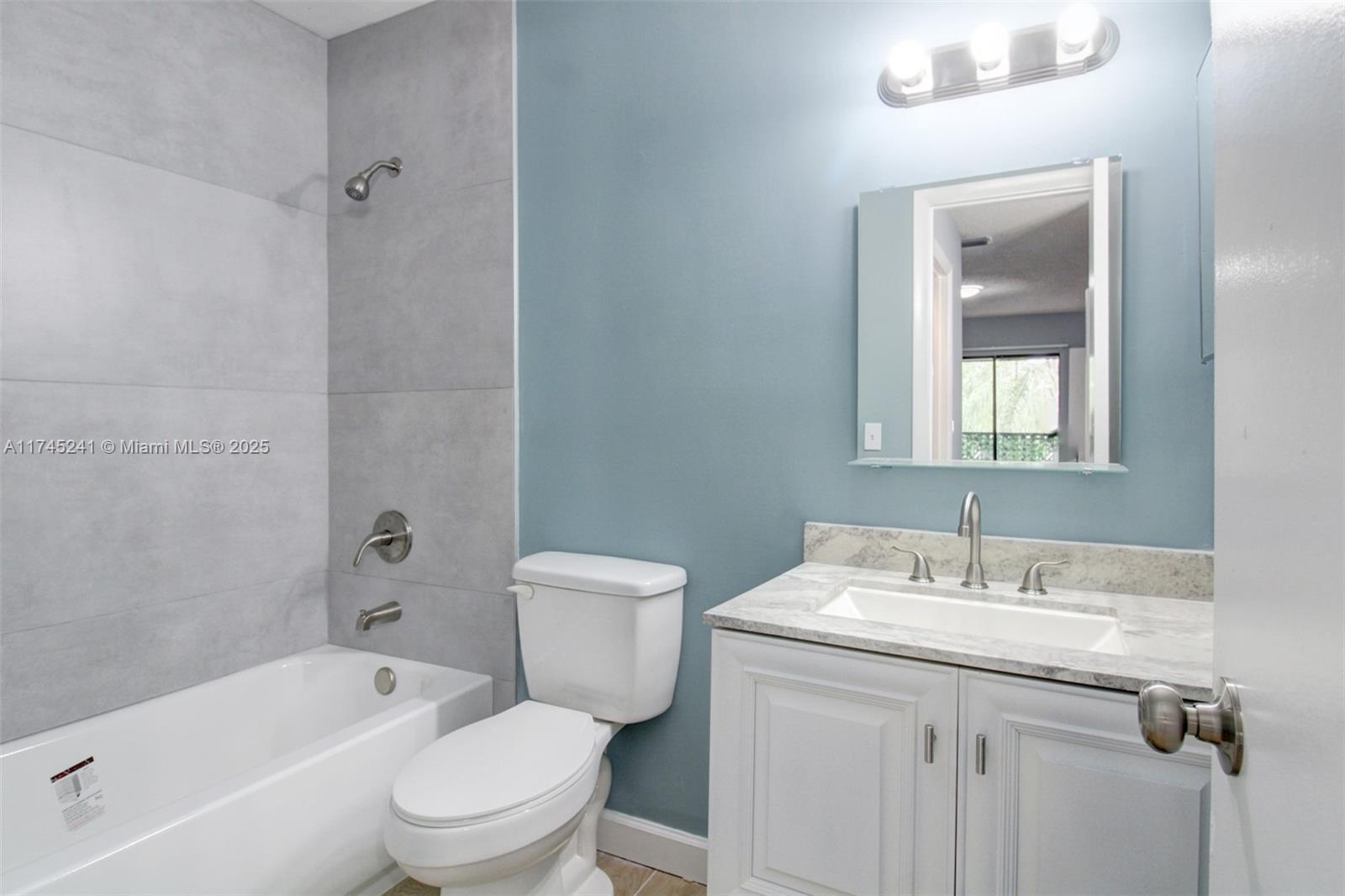 960 N Franklin Ave 960d Property Photo 16