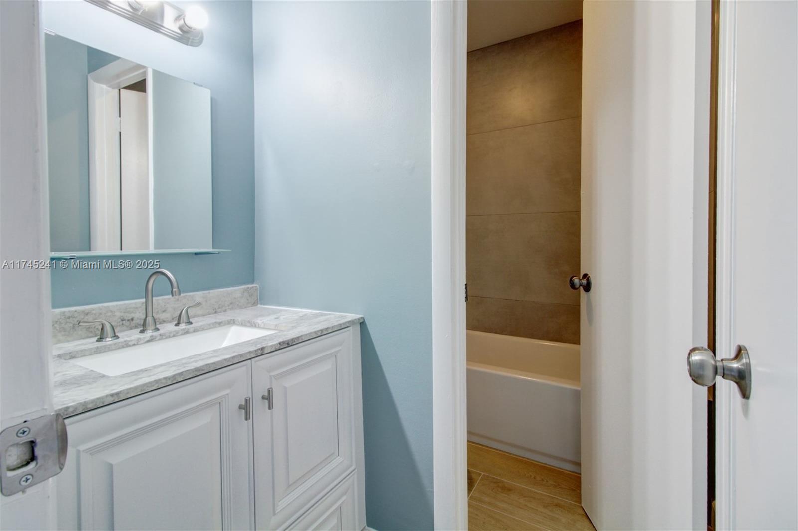 960 N Franklin Ave 960d Property Photo 20