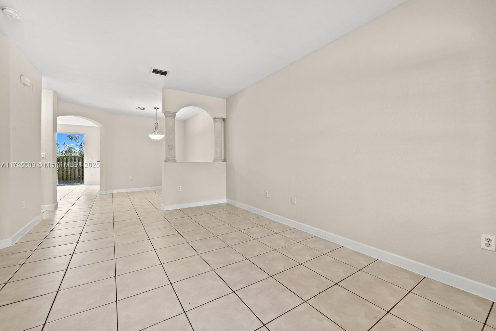 2474 Se 15th Ct Property Photo 4