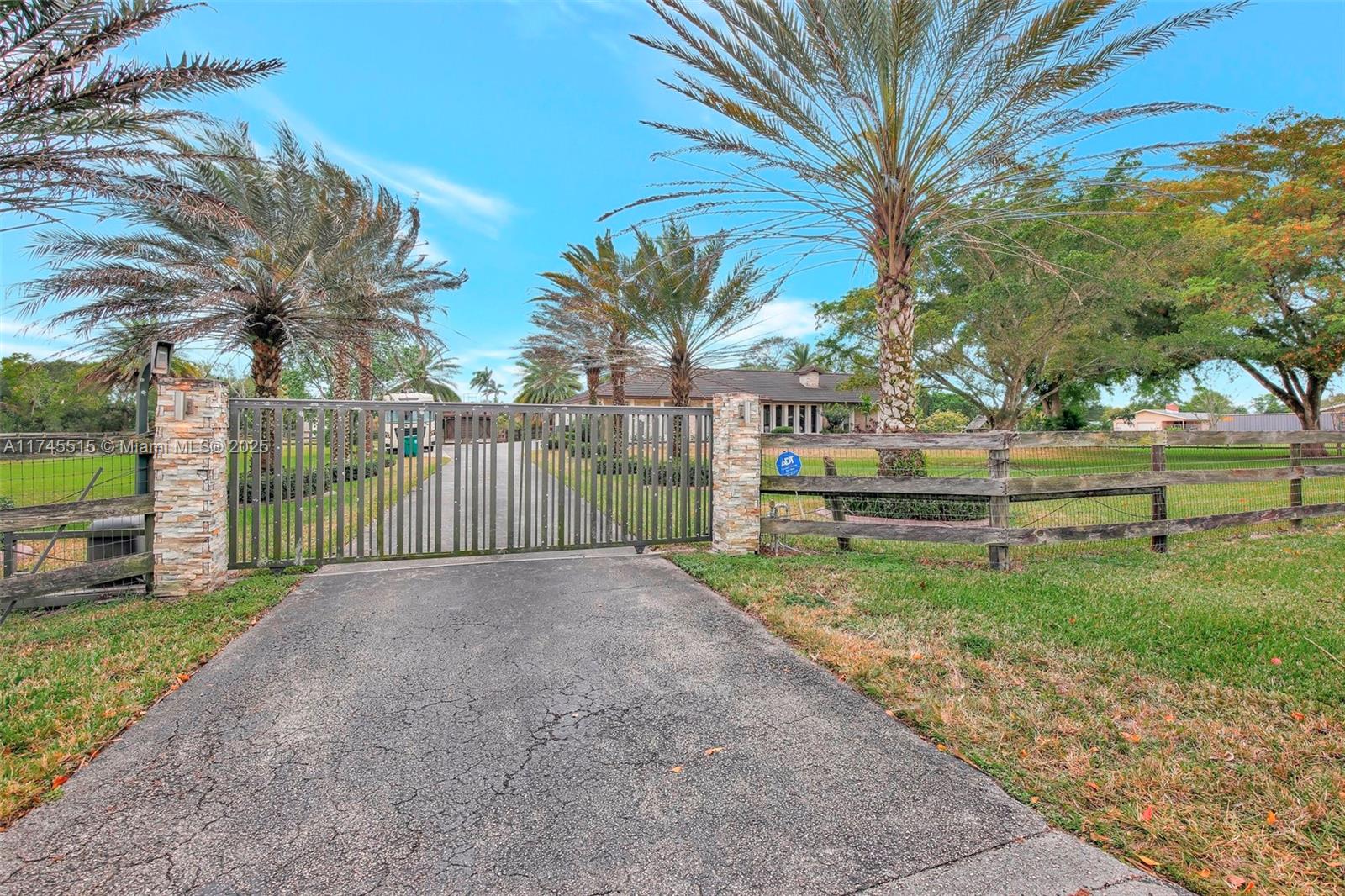 17500 Sw 68th Ct Property Photo