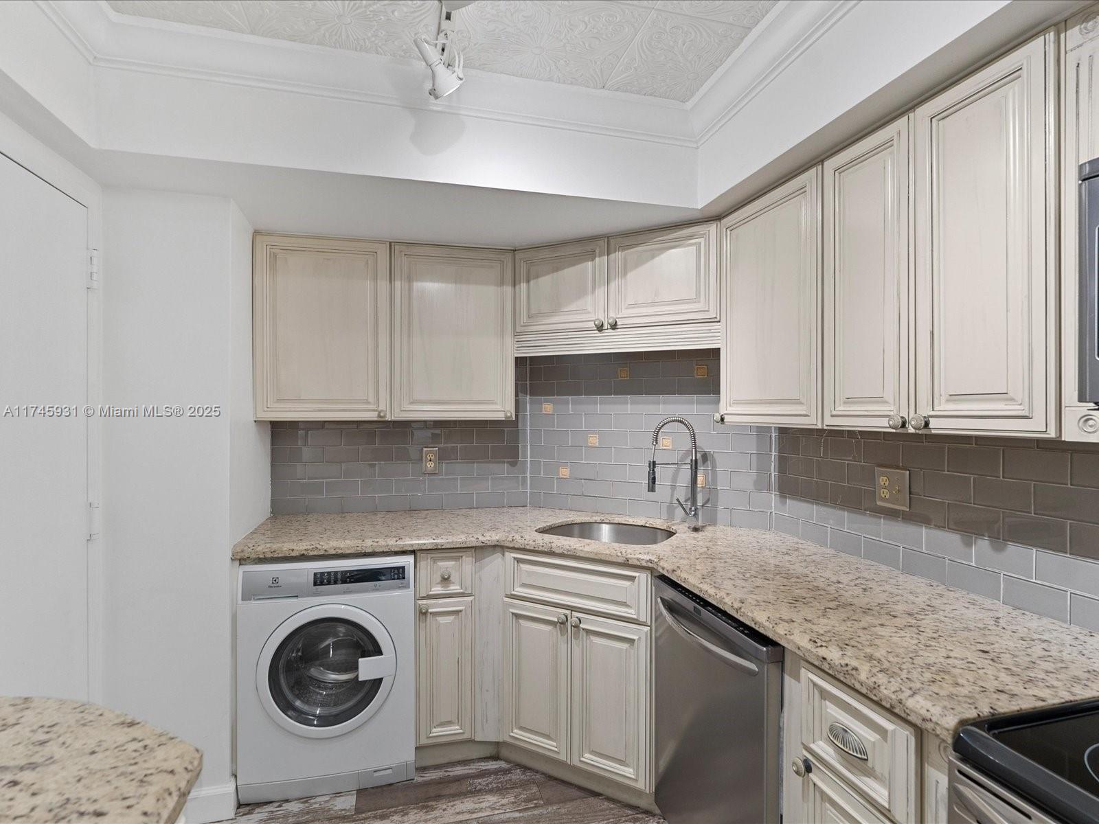 2000 Presidential Way 1902 Property Photo 6