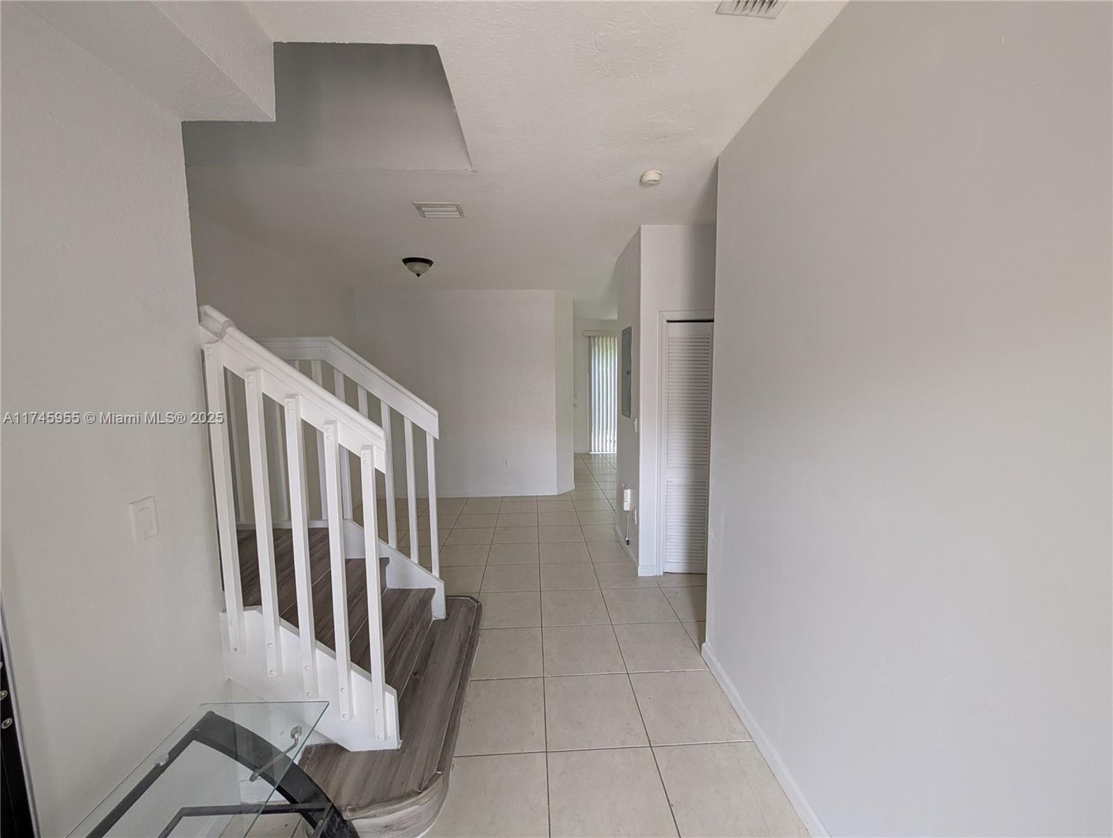 1461 Se Ct-24 Property Photo 3