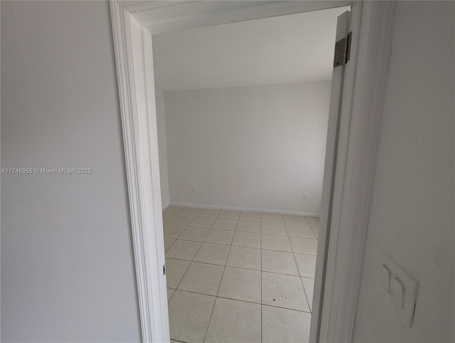1461 Se 24th Ct 250 Property Photo 4