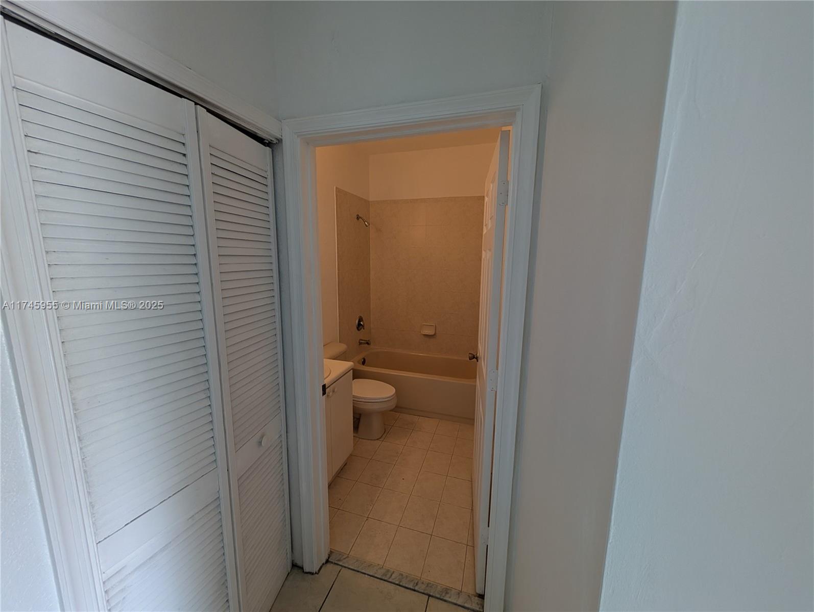 1461 Se 24th Ct 250 Property Photo 8