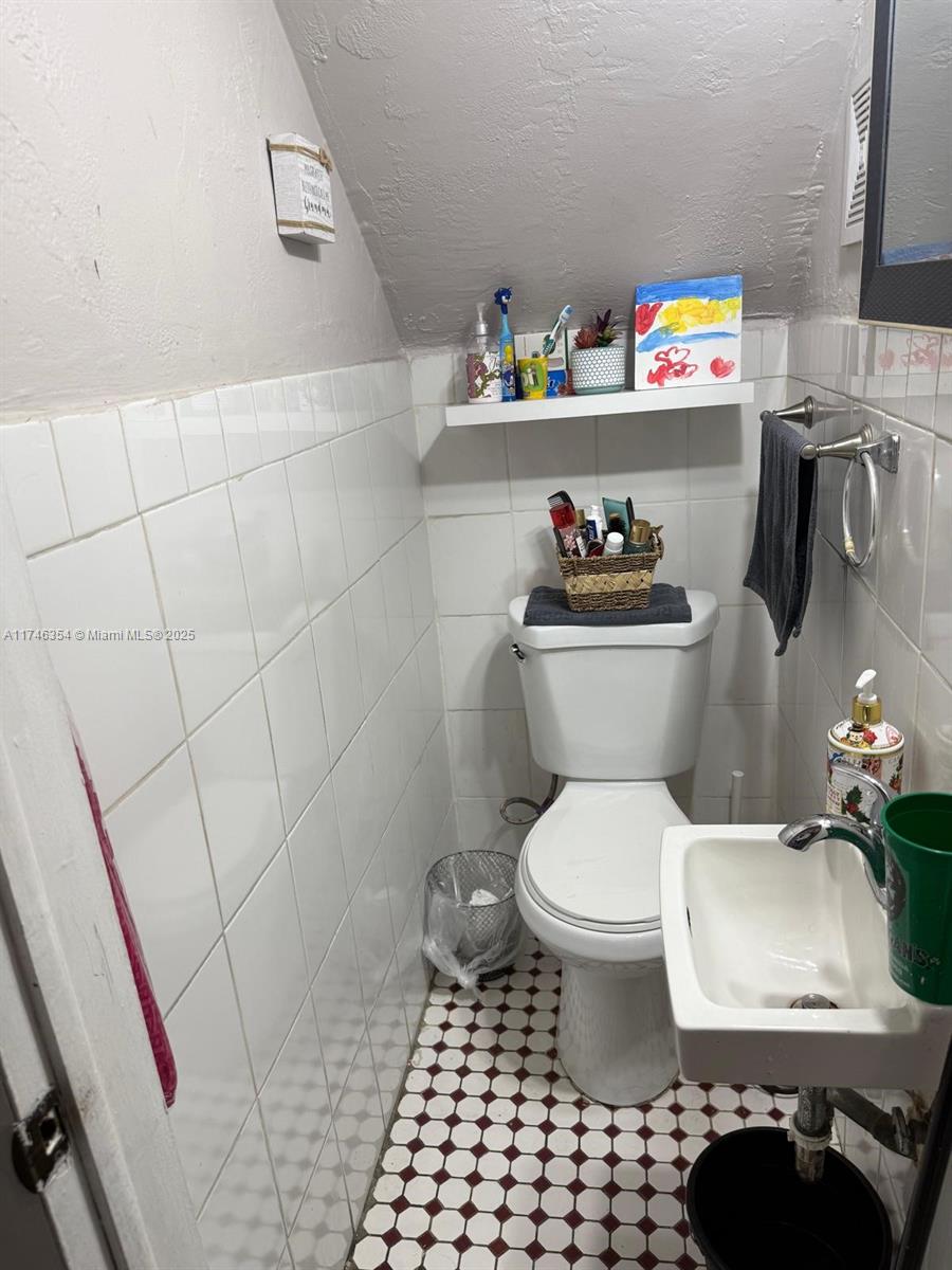 1000 W 28th St 16 Property Photo 4