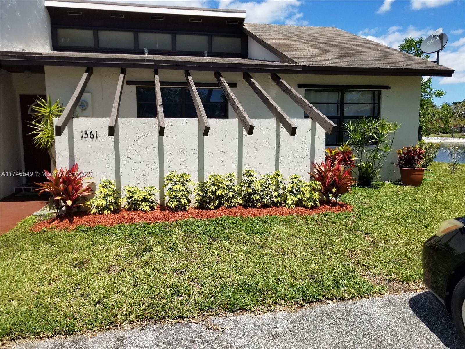 1361 Sandpiper Blvd Property Photo 2