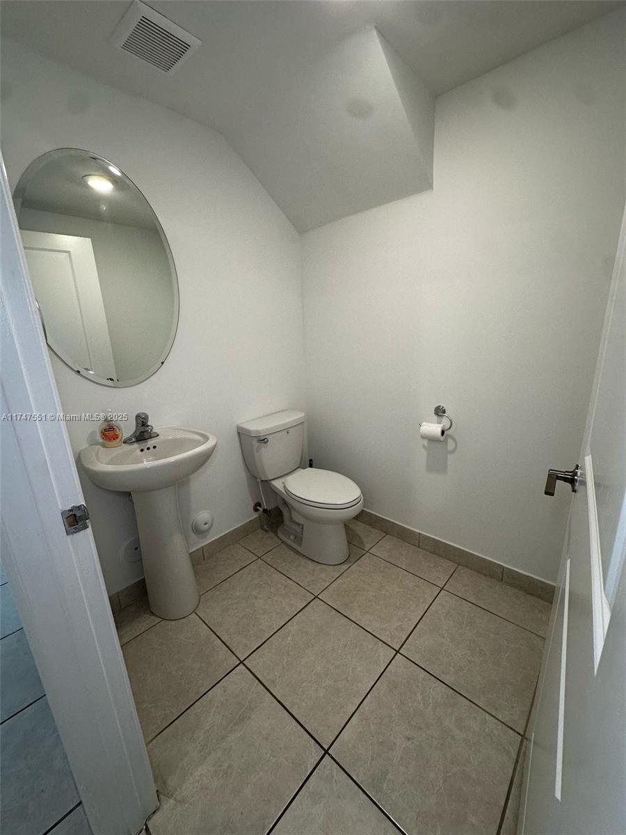 2629 Se 13th Ct Property Photo 8